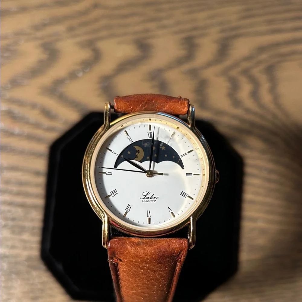 Vintage LABRE Quartz Moon Phase Gold Tone Watch - Picture 3 of 9